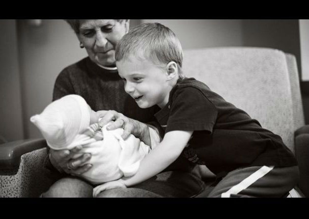 18 fotos de la reacción de niños que conocen a sus hermanos por primera vez (FOTOS) 18 fotos de la reacción de niños que conocen a sus hermanos por primera vez (FOTOS)