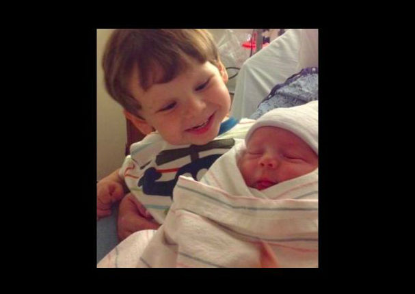 18 fotos de la reacción de niños que conocen a sus hermanos por primera vez (FOTOS)