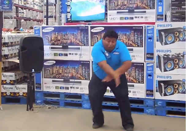 Mira a este simpático gordito bailar en un super mercado 'El baile del serrucho' (VIDEO)