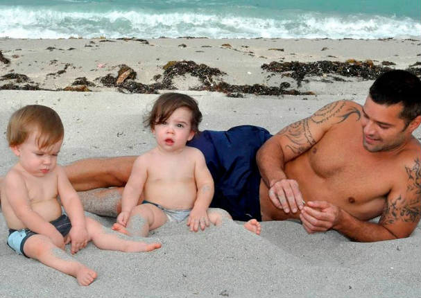 El hijo de Ricky Martin le preguntó 'Papá, ¿yo he estado en tu barriguita?'