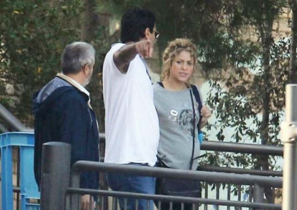 Shakira luce su embarazo en el primer día de escuela de Milan (FOTOS)
