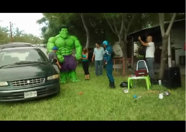 'El increíble Hulk' sufre increíble caída durante fiesta infantil (VIDEO)