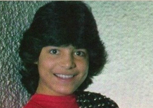 ¿Quién será este niño? En la actualidad es un cantante, bailarín y actor muy conocido (FOTOS)