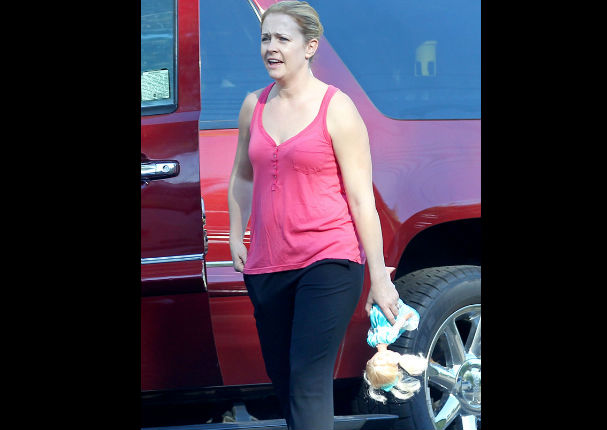 Protagonista de 'Sabrina, la bruja adolescente' olvidó a su hijo dentro de su auto (FOTOS)