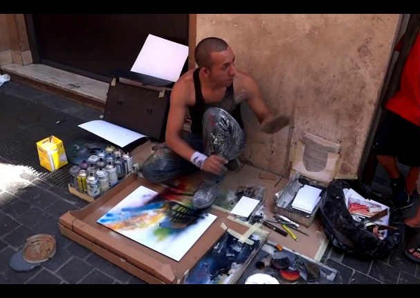 Se puso a pintar con spray en medio de la calle. Lo que sucedió al final fue asombroso. (VIDEO)