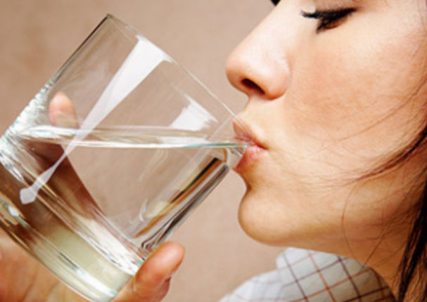 Logra bajar de peso con sólo dos vasos de agua