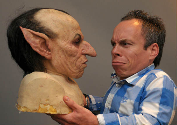 Mira quién estaba detrás del disfraz de 'El Duende Maldito'(FOTOS) Mira quién estaba detrás del disfraz de 'El Duende Maldito'(FOTOS)