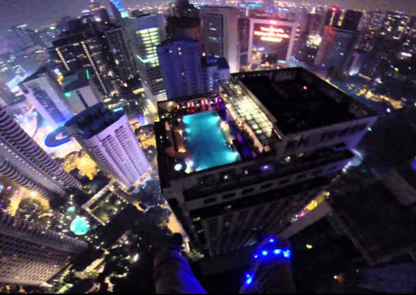 ¡Asombroso! Un hombre llega a una fiesta al estilo de James Bond (VIDEO)