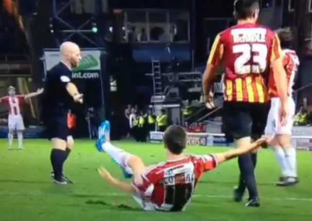 Mira el increíble penal que no fue sancionado por un árbitro de fútbol (VIDEO)