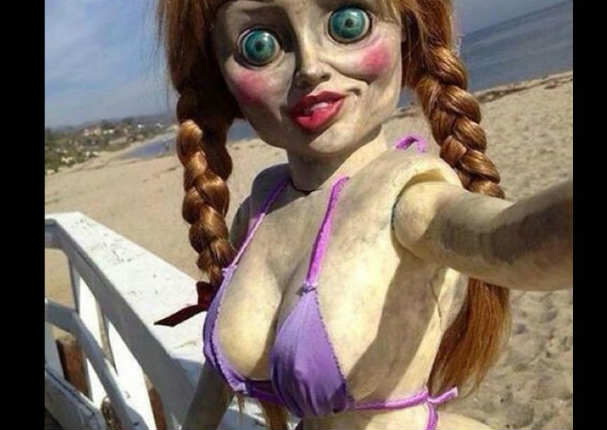 ¡Mira el lado sexy de la terrorífica muñeca Anabelle! (FOTOS)