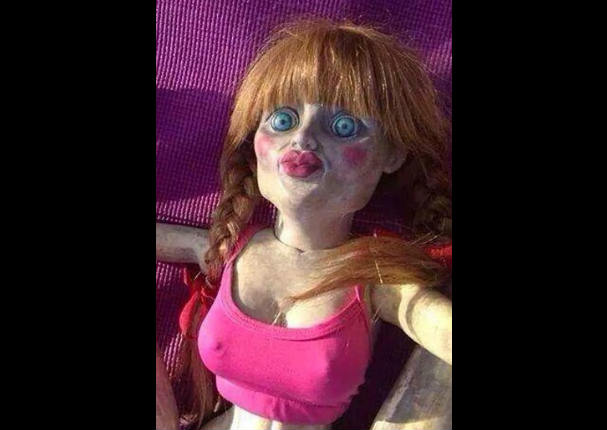 ¡Mira el lado sexy de la terrorífica muñeca Anabelle! (FOTOS)