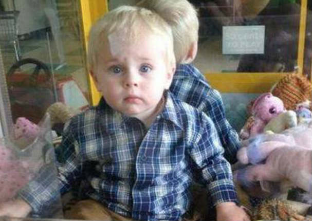 Niño aprovecha descuido de su abuela para ingresar a una máquina de peluches (VIDEO)