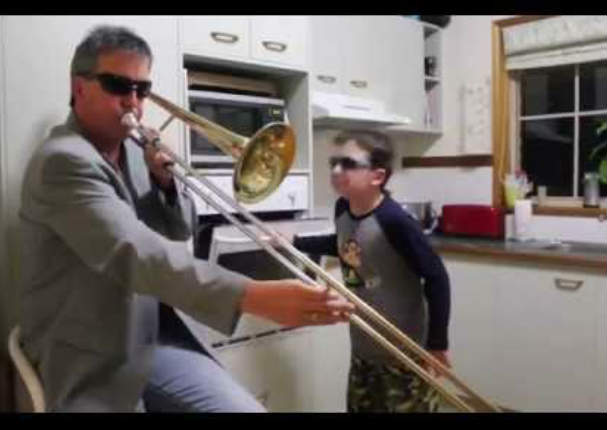 Esto pasa cuando padre e hijo se quedan solos en casa  (VIDEO)