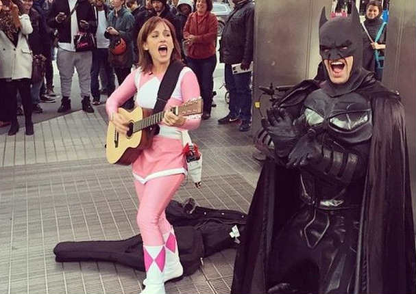 Power Rangers: Amy Jo Johnson volvió a vestir su traje rosa (FOTOS/VIDEO)