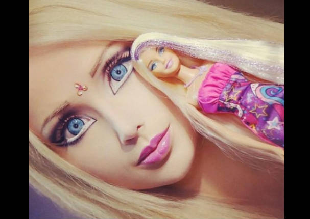 Conoce el verdadero rostro de 'la Barbie humana' (FOTOS)