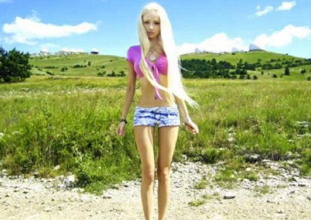 Conoce el verdadero rostro de 'la Barbie humana' (FOTOS)