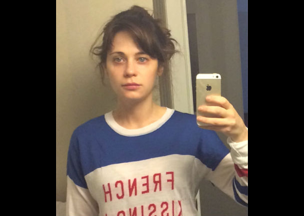 Mira cómo luce la chica de la película '500 días con ella' cuando recién despierta