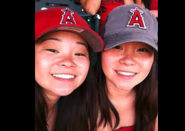 Gemelas separadas al nacer se reencuentran por Facebook (FOTOS)