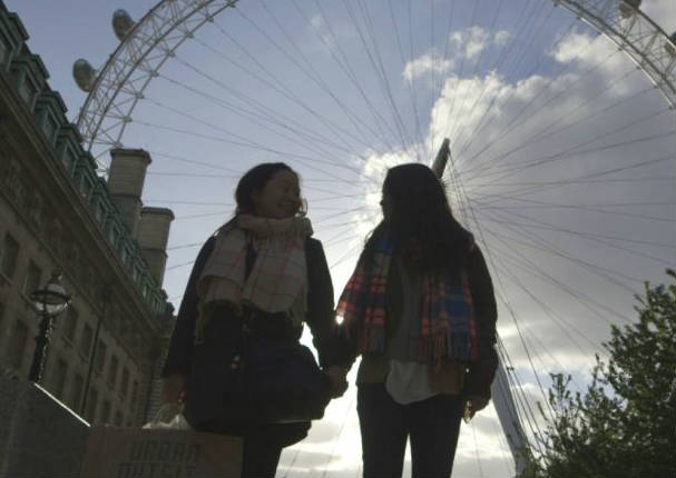 Gemelas separadas al nacer se reencuentran por Facebook (FOTOS)