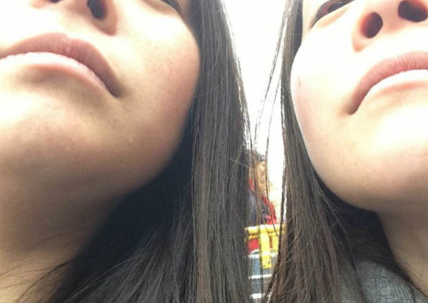 Gemelas separadas al nacer se reencuentran por Facebook (FOTOS)