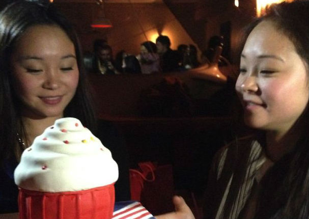 Gemelas separadas al nacer se reencuentran por Facebook (FOTOS)