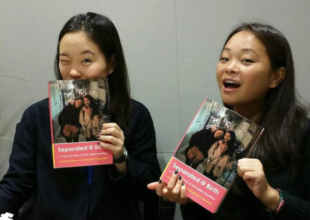 Gemelas separadas al nacer se reencuentran por Facebook (FOTOS)