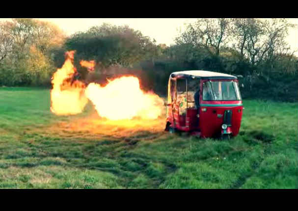 ¡Asombroso! Mira la 'mototaxi' más extrema de todo el planeta (VIDEO)