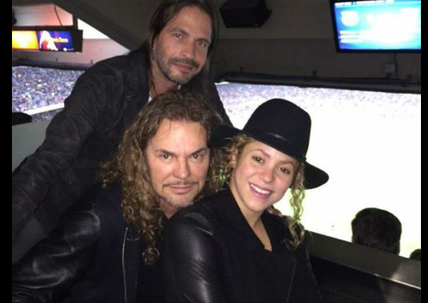 Shakira luce su pancita junto a integrantes de Maná (FOTO)