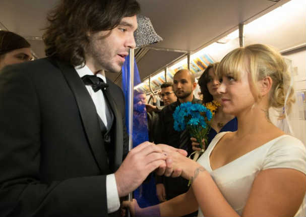 Una joven pareja se casa dentro de uno de los vagones del tren (FOTOS)