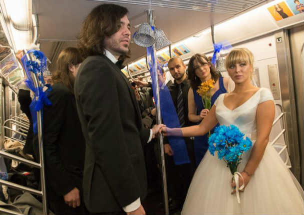 Una joven pareja se casa dentro de uno de los vagones del tren (FOTOS)