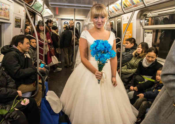 Una joven pareja se casa dentro de uno de los vagones del tren (FOTOS)