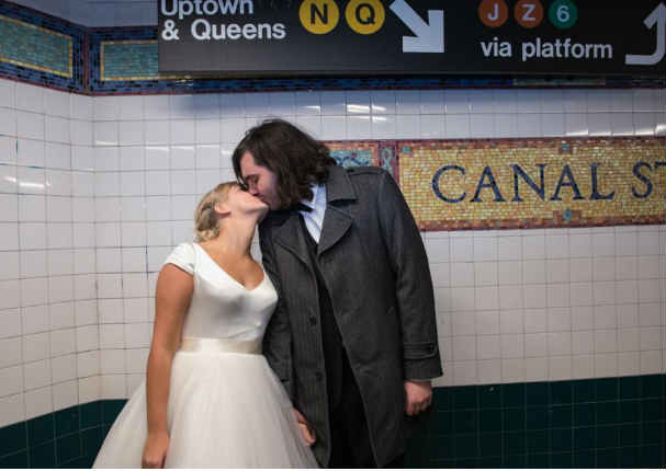 Una joven pareja se casa dentro de uno de los vagones del tren (FOTOS)