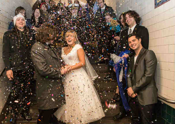 Una joven pareja se casa dentro de uno de los vagones del tren (FOTOS)