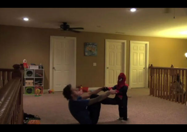 Le hace creer a su esposa que arrojó a su hijo por las escaleras (VIDEO)