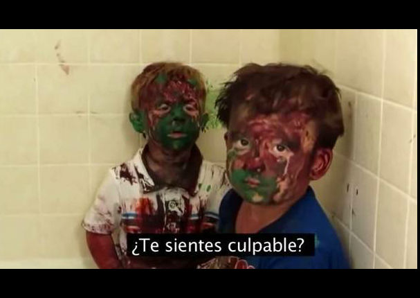 Unos niños fueron atrapados después de una travesura y su papá no es capaz de castigarlos (VIDEO)