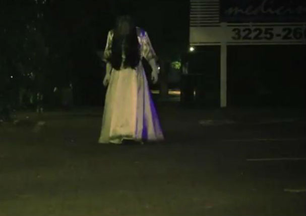 Mira la tenebrosa broma de la mujer fantasma (VIDEO)