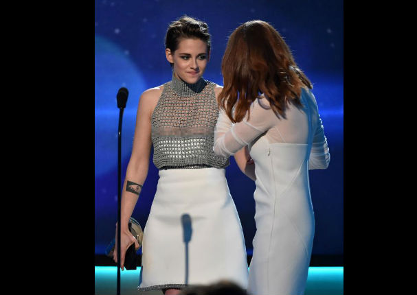 Protagonista de Crepúsculo mostró de más en los 'Hollywood Film Awards' (FOTOS)