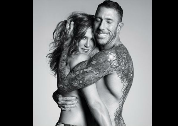 Jennifer Aniston mostró su belleza posando en topless en una sensual sesión de fotos (FOTOS)