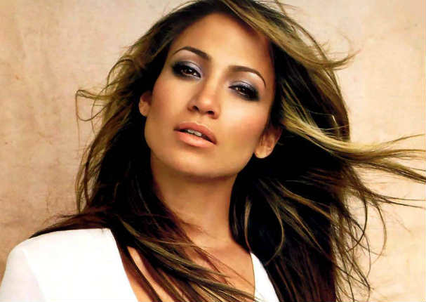 Jennifer Lopez lució un sensual escote en la fiesta People (FOTOS)