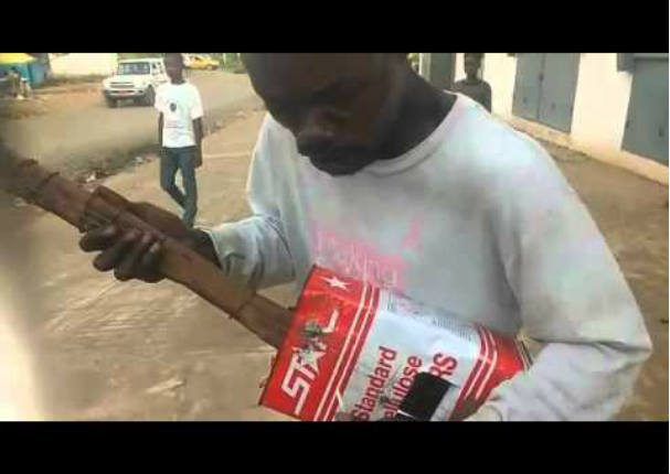 Conmovedor: Hombre ciego sorprende al fabricar una guitarra de lata y cantar un pegajoso jingle (VIDEO)