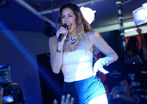 Milett Figueroa y su desfile infartante desfile en bikini  (VIDEO)