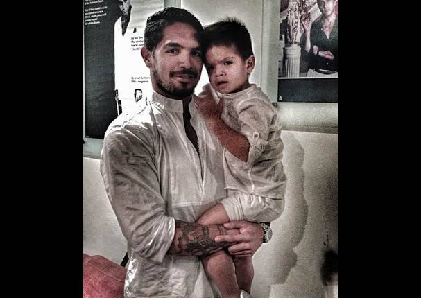 Mira cómo Juan Manuel Vargas juega fútbol con su pequeño hijo (VIDEO)