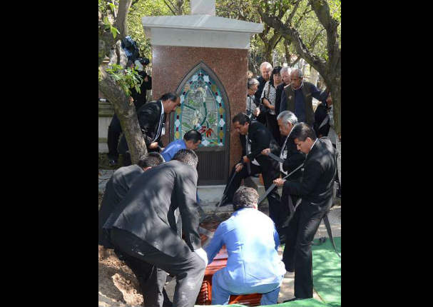 Tumba de ´Chespirito´ aún no lleva su nombre (FOTOS)