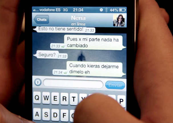 Descubre cómo 'whatsapp' puede destruir tu relacion sentimental (VIDEO)