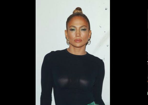 Jennifer Lopez usa brasier de infarto durante un evento público (FOTOS)