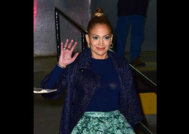 Jennifer Lopez usa brasier de infarto durante un evento público (FOTOS)