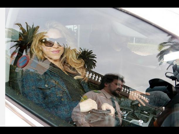 Difunden las primeras fotos de Shakira y el pequeño Sasha fuera del hospital (FOTOS)