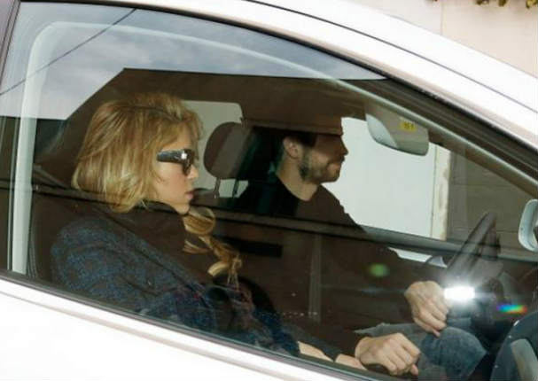 Difunden las primeras fotos de Shakira y el pequeño Sasha fuera del hospital (FOTOS)