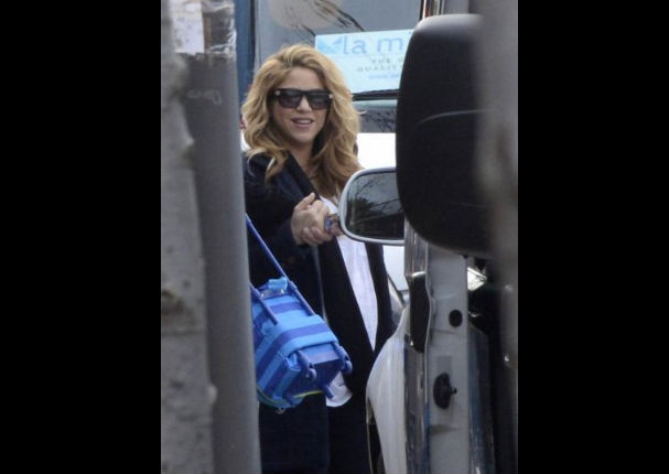 Difunden las primeras fotos de Shakira y el pequeño Sasha fuera del hospital (FOTOS)