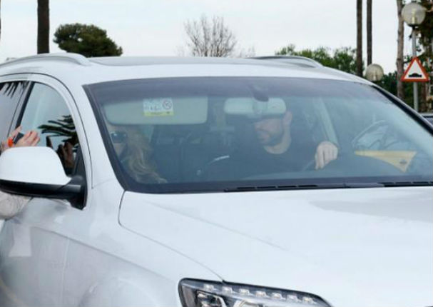 Difunden las primeras fotos de Shakira y el pequeño Sasha fuera del hospital (FOTOS)